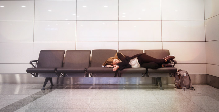 frau-wartehalle-flughafen