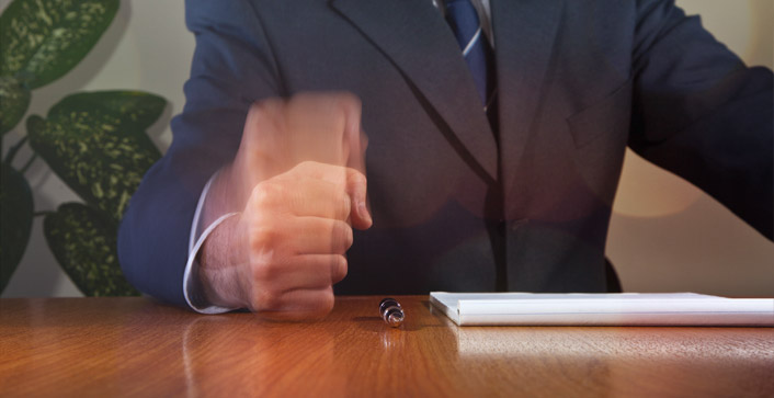 Eine ungerechtfertigt schlechte Bewertung im Arbeitszeugnis braucht nicht hingenommen werden. Sie können dagegen gerichtlich angehen. (Foto: omphoto/photocase.de)