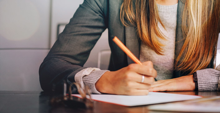 Kündigungsschreiben müssen handschriftlich unterschrieben werden, sonst sind sie unwirksam. (Foto: simonthon.com/photocase.de)