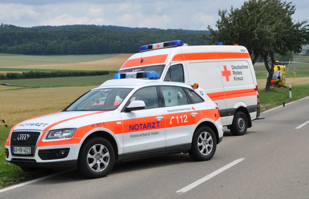 Einsatz von Notarzt und Rettungswagen bei Motorradunfall.