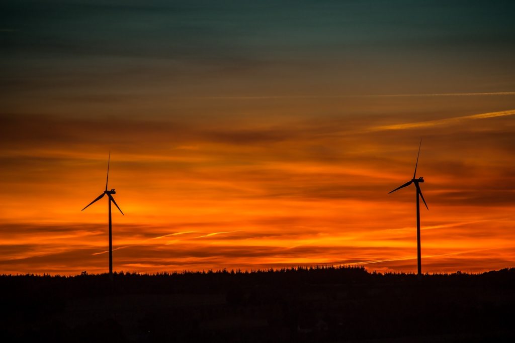 Windkraft-Anlage im Sonnenuntergang. Manchmal geht aber auch bei geschlossenen Fonds das Licht aus.